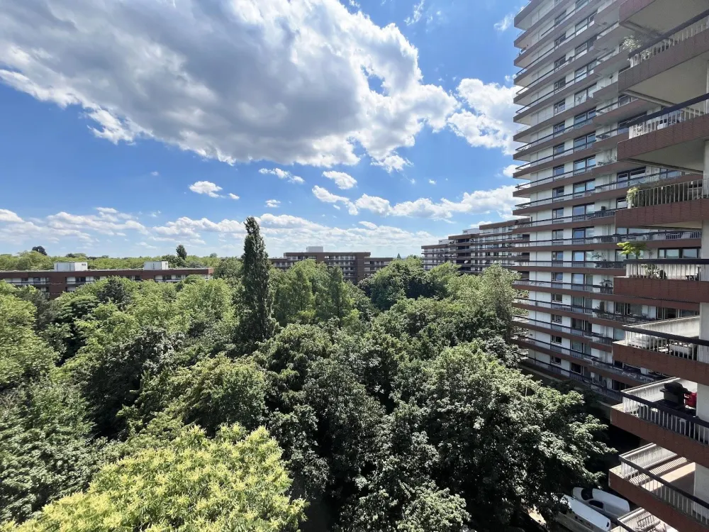 Herrliche Aussichten nicht nur vom Balkon! Modernisierte 3 Zimmer + modernes Bad mit Dusche + Aufzug