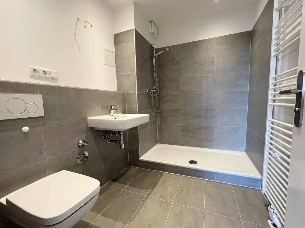 Herrliche Aussichten nicht nur vom Balkon! Modernisierte 3 Zimmer + modernes Bad mit Dusche + Aufzug