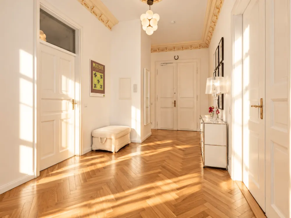 Wohnen mit Stil im Musikviertel: Großzügige 3-Zimmer-Altbauwohnung mit Balkon & Einbauküche