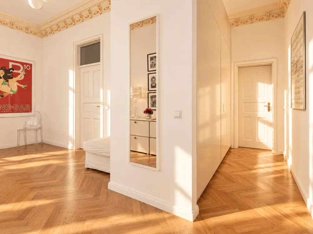 Wohnen mit Stil im Musikviertel: Großzügige 3-Zimmer-Altbauwohnung mit Balkon & Einbauküche