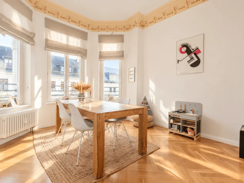 Wohnen mit Stil im Musikviertel: Großzügige 3-Zimmer-Altbauwohnung mit Balkon & Einbauküche