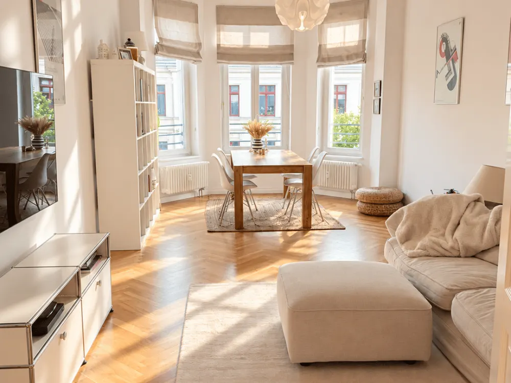 Wohnen mit Stil im Musikviertel: Großzügige 3-Zimmer-Altbauwohnung mit Balkon & Einbauküche