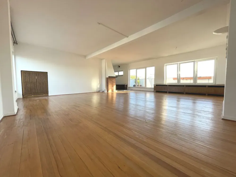 Stadtleben trifft Wohnqualität, 4 Zimmer, Kamin und drei Balkone