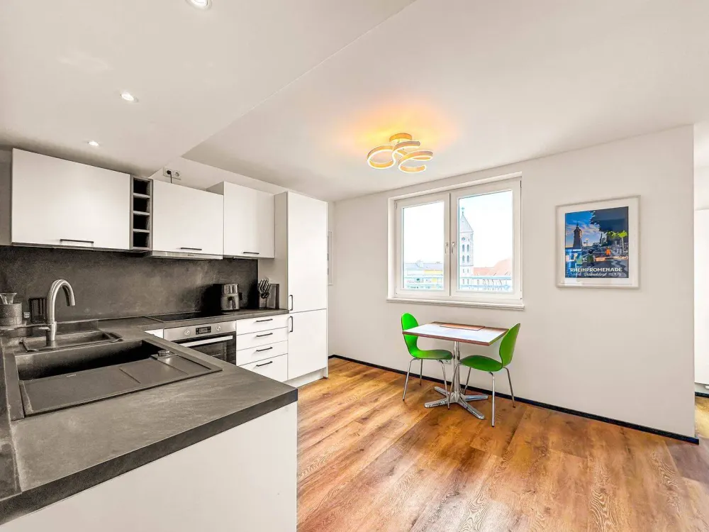 Exklusiv möbliert: Stilvolle 2-Zimmer-Dachgeschosswohnung mit zwei Dachterrassen