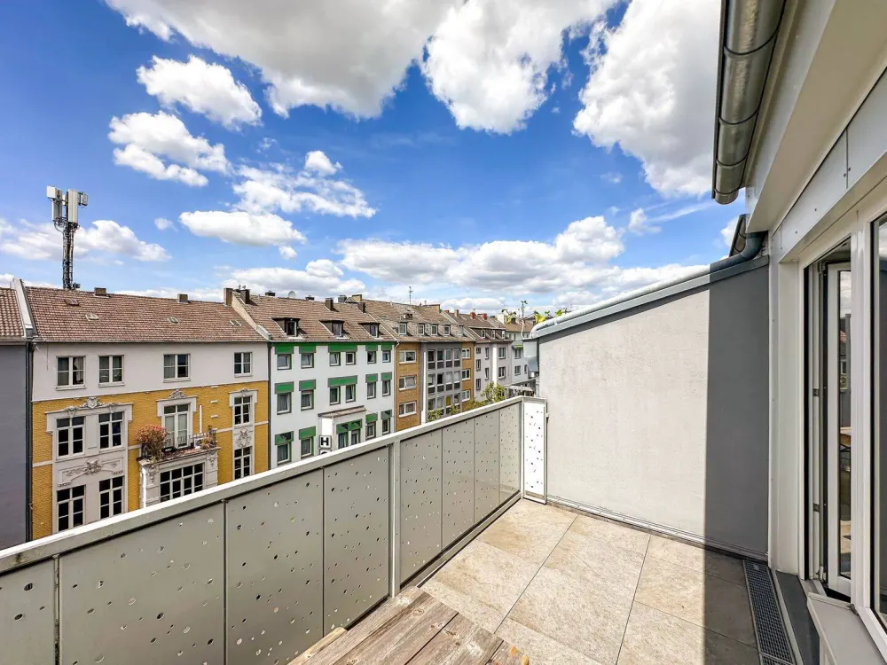 Exklusiv möbliert: Stilvolle 2-Zimmer-Dachgeschosswohnung mit zwei Dachterrassen