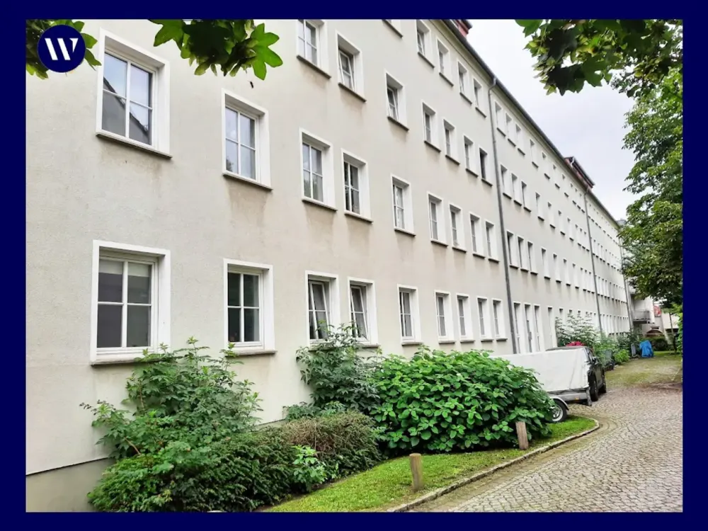 Hell & renoviert & gute Lage: 3-Zimmer-Wohnung mit Tageslichtbad, separate Küche mit Einbauküche