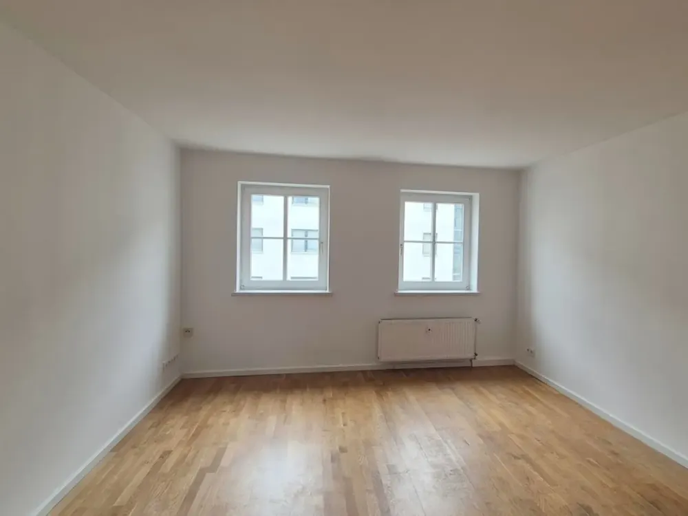 Hell & renoviert & gute Lage: 3-Zimmer-Wohnung mit Tageslichtbad, separate Küche mit Einbauküche