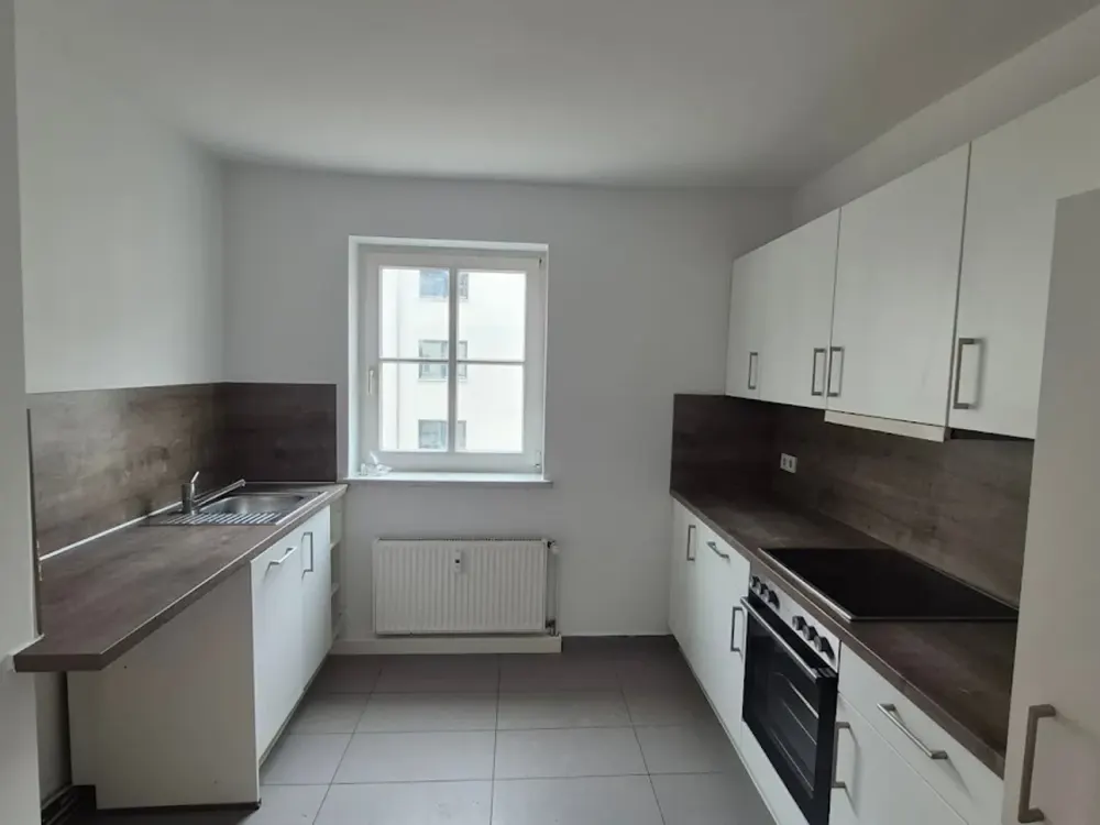 Hell & renoviert & gute Lage: 3-Zimmer-Wohnung mit Tageslichtbad, separate Küche mit Einbauküche