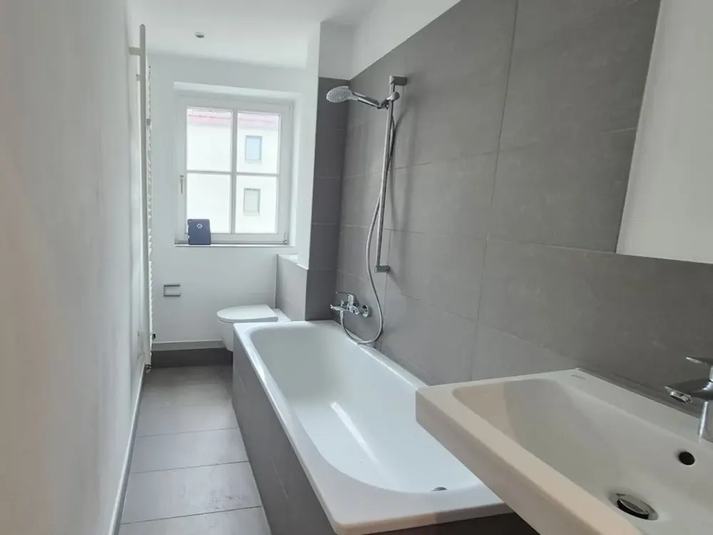 Hell & renoviert & gute Lage: 3-Zimmer-Wohnung mit Tageslichtbad, separate Küche mit Einbauküche