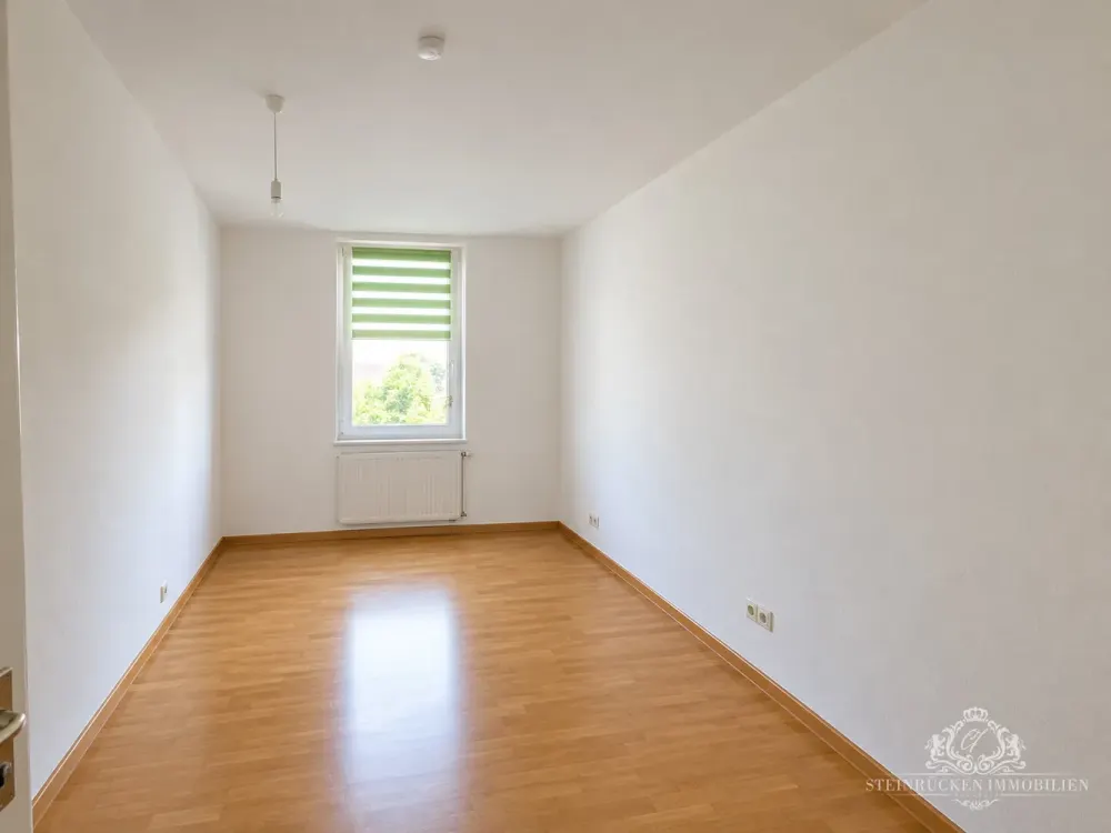 HELLE 2-RAUM-WOHNUNG MIT BURGBLICK UND TIEFGARAGENSTELLPLATZ IN RADEBEUL