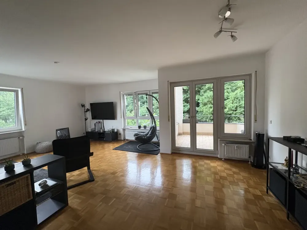 Stilvolle, gepflegte 3,5-Zimmer-Wohnung mit gehobener Innenausstattung mit EBK in Kronberg im Taunus