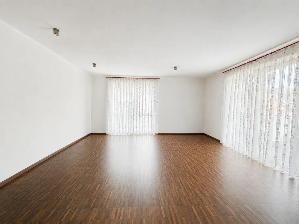 Offenes Wohnkonzept. Großzügiger Balkon. Moderne Architektur.