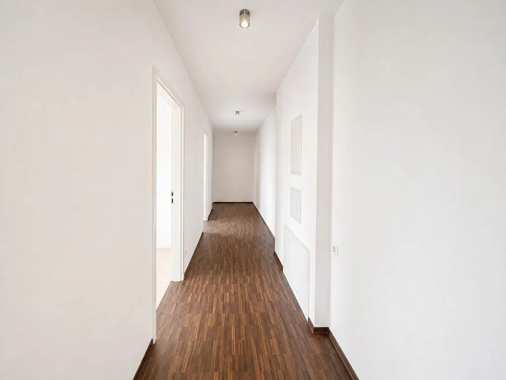 Offenes Wohnkonzept. Großzügiger Balkon. Moderne Architektur.