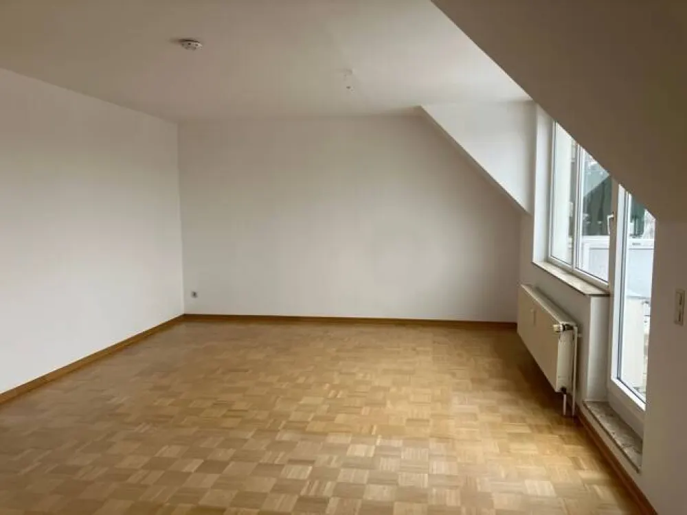 Geräumige 2 Zimmer-Dachwohnung mit Balkon und Einbauküche in Leipzig-West