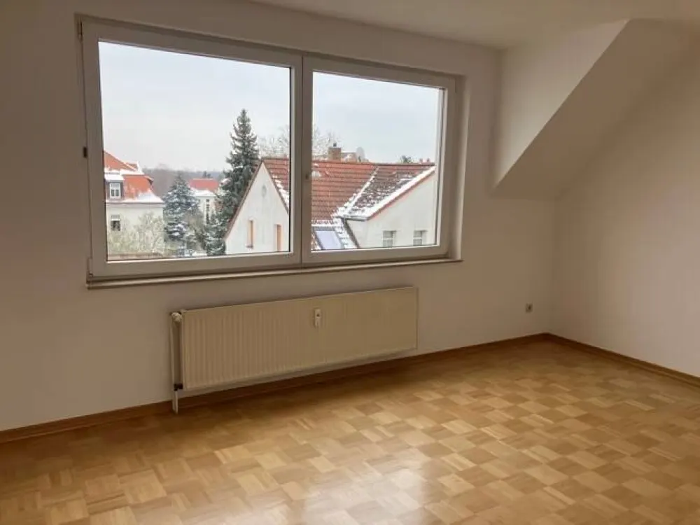 Geräumige 2 Zimmer-Dachwohnung mit Balkon und Einbauküche in Leipzig-West