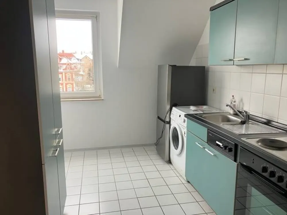 Geräumige 2 Zimmer-Dachwohnung mit Balkon und Einbauküche in Leipzig-West