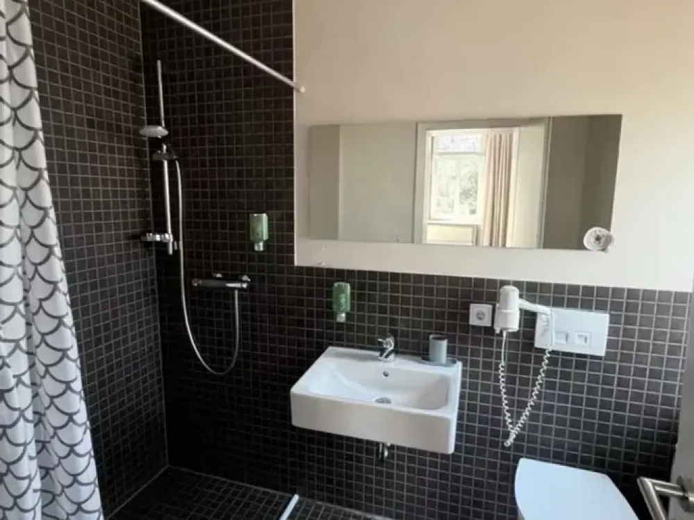 2-Zimmer sanierter Altbau mit 2 Bädern