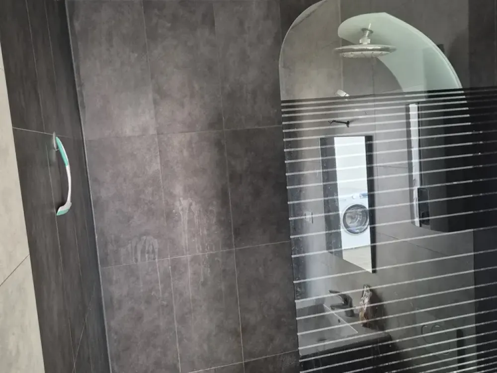 Modernes 1-Zi-Apartment mit Küche und modernem Bad.