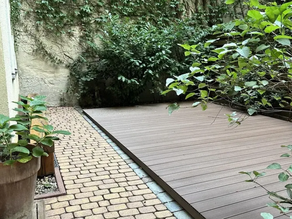 GROßZÜGIGE ALTBAUWOHNUNG MIT PRIVATER TERRASSE UND EIGENEM GARTEN
