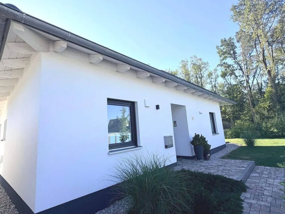 Freistehendes Bungalow mit großem Garten, hochwertiger Einbauküche und Doppelgarage Solartermin plus Energiespeicher