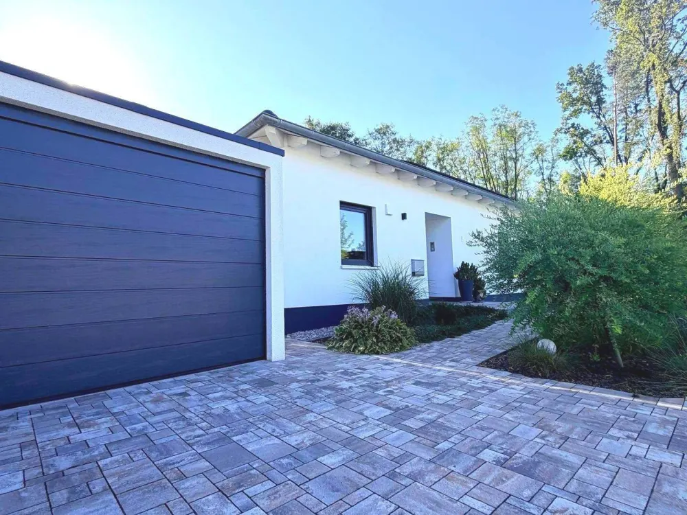 Freistehendes Bungalow mit großem Garten, hochwertiger Einbauküche und Doppelgarage Solartermin plus Energiespeicher
