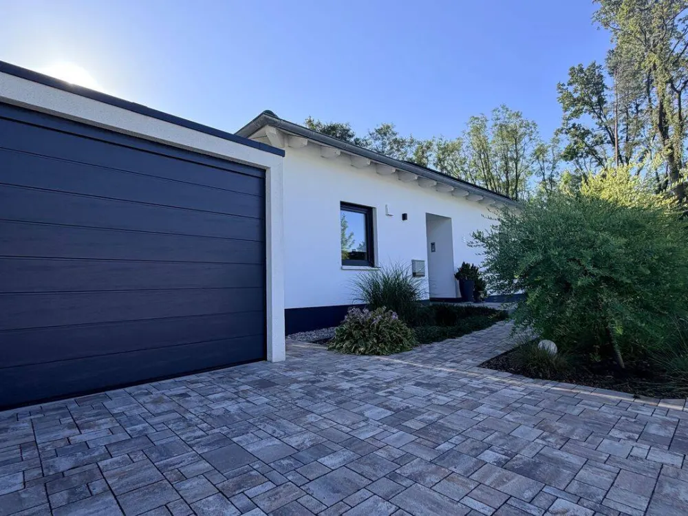 Freistehendes Bungalow mit großem Garten, hochwertiger Einbauküche und Doppelgarage Solartermin plus Energiespeicher