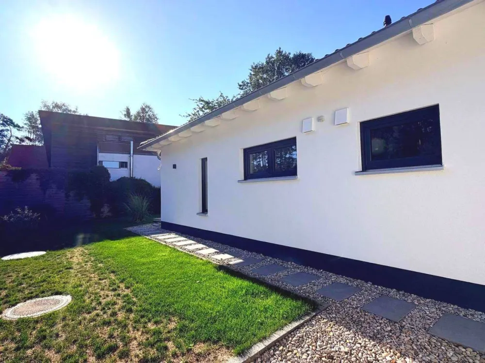 Freistehendes Bungalow mit großem Garten, hochwertiger Einbauküche und Doppelgarage Solartermin plus Energiespeicher