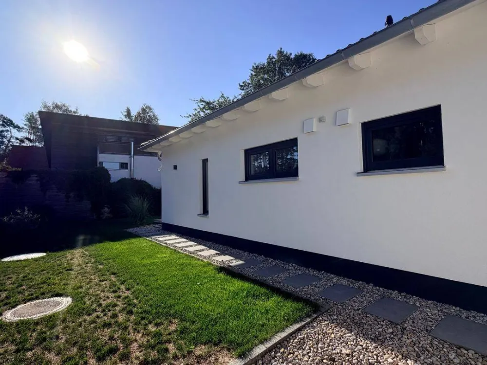 Freistehendes Bungalow mit großem Garten, hochwertiger Einbauküche und Doppelgarage Solartermin plus Energiespeicher