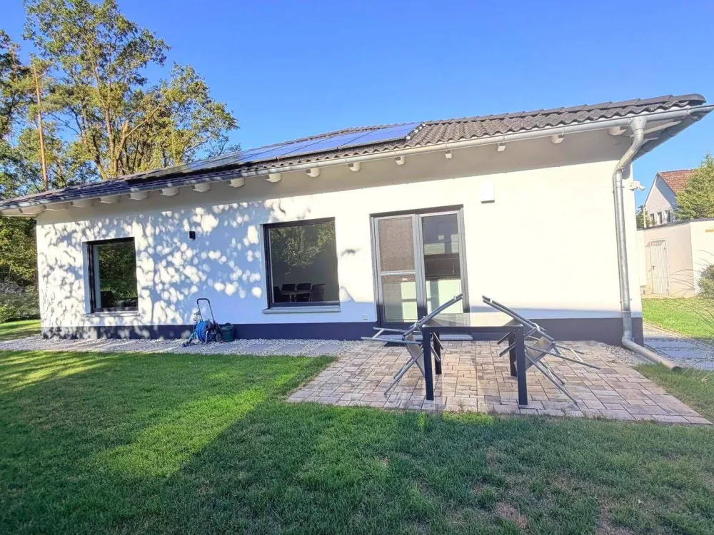 Freistehendes Bungalow mit großem Garten, hochwertiger Einbauküche und Doppelgarage Solartermin plus Energiespeicher