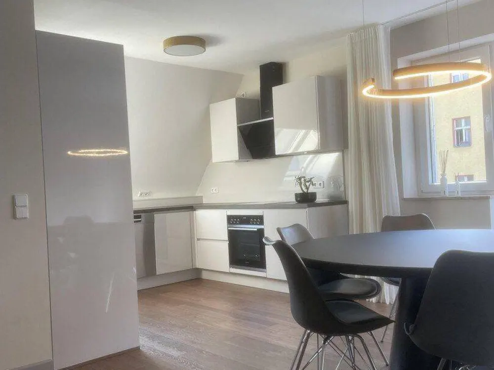 Stilvolle 2-Zimmer-Wohnung mit hochwertiger Luxusausstattung, vollmöbliert, 1800€ Festmiete