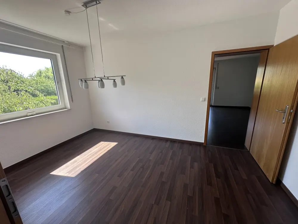 Helle und sonnige 5-Zimmer-Wohnung mit zwei Tageslicht-Bädern in Feldrandlage