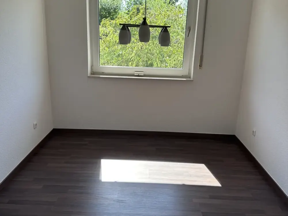 Helle und sonnige 5-Zimmer-Wohnung mit zwei Tageslicht-Bädern in Feldrandlage