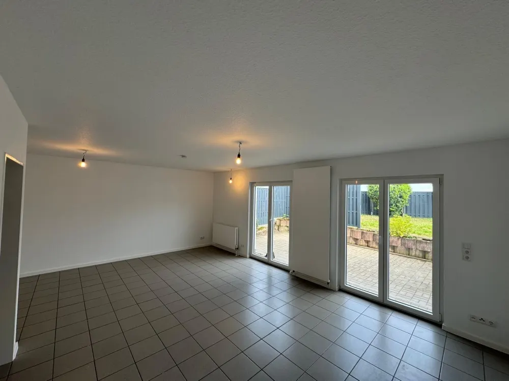 5-Zimmer-Haushälfte mit Garten, Terrasse & Garage
