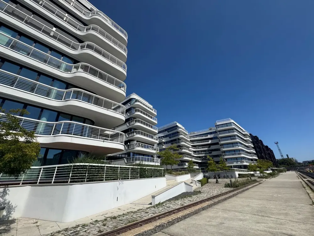 Exklusive 3-Zimmer-Wohnung mit Terrasse und einem spektakulären Spreeblick im WAVE Berlin