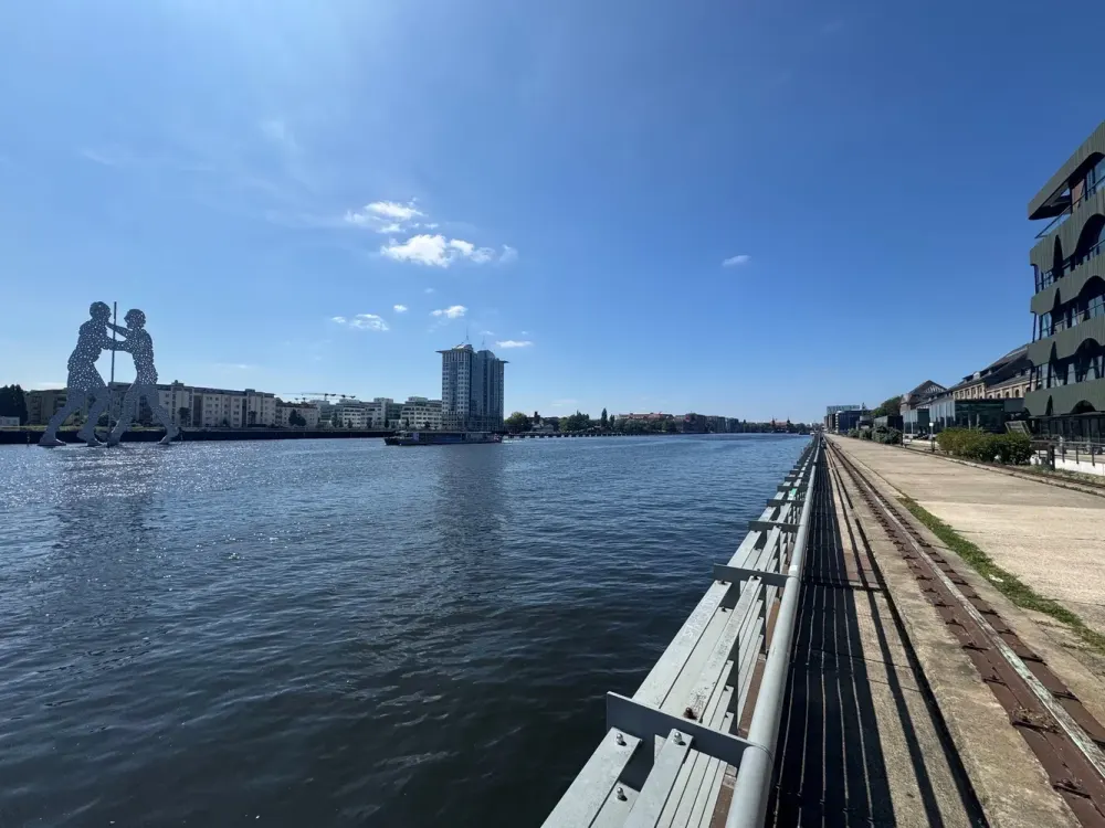 Exklusive 3-Zimmer-Wohnung mit Terrasse und einem spektakulären Spreeblick im WAVE Berlin