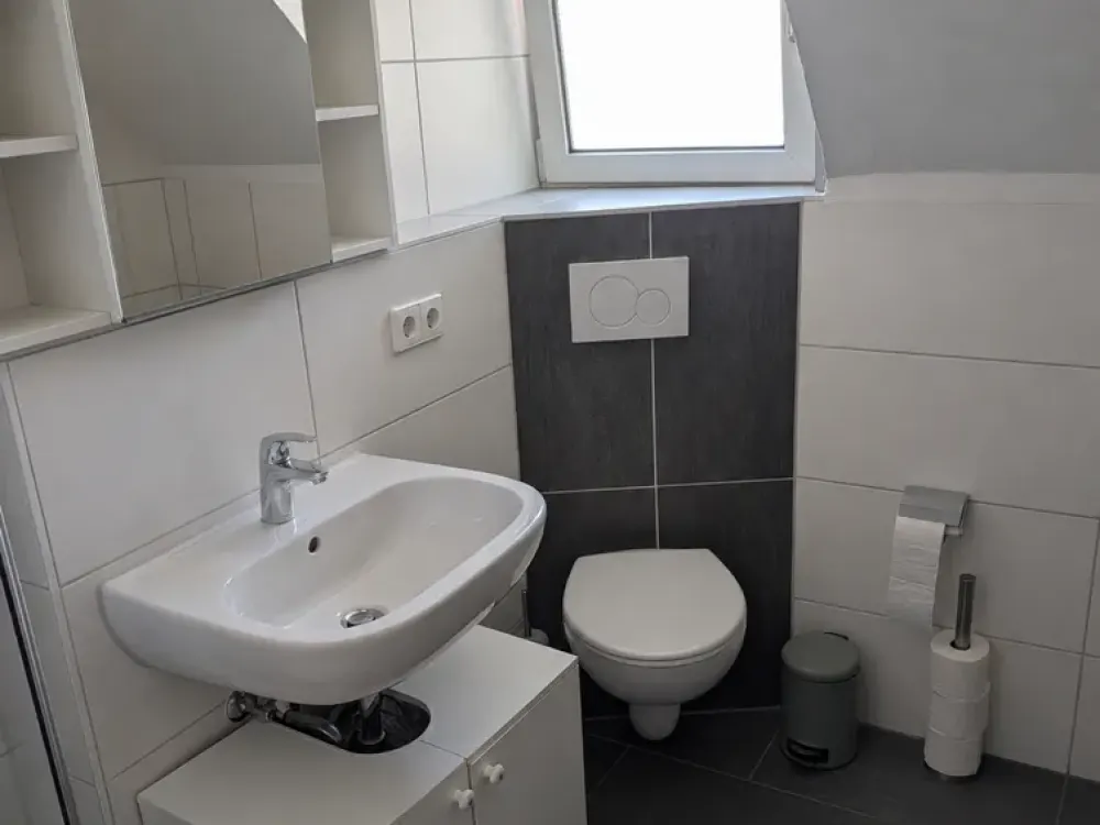 Helle 2,5 Zi. Whg. in Stgt. Obertürkheim inkl. Balkon, Garage und Hobbyraum (18 qm)