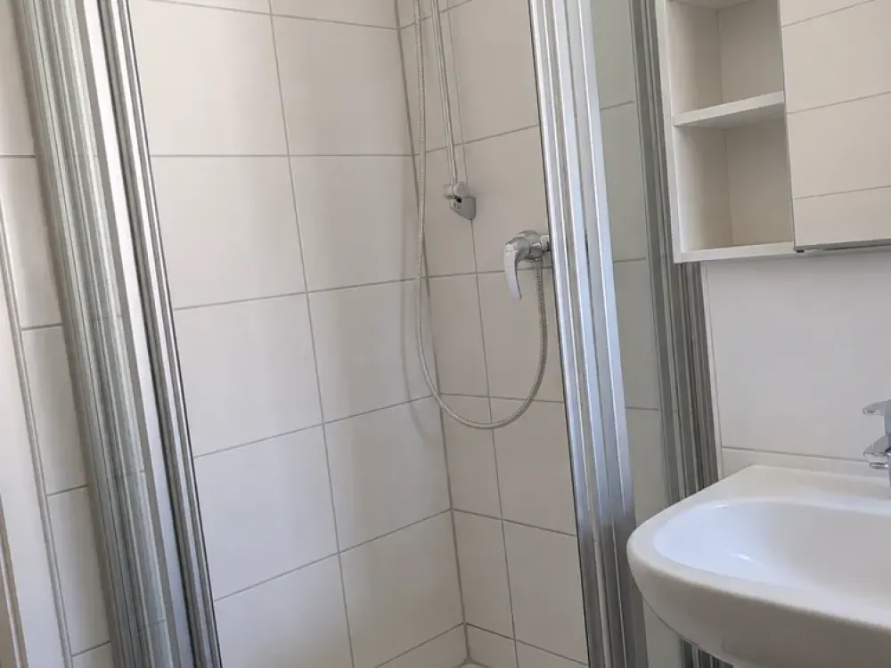 Helle 2,5 Zi. Whg. in Stgt. Obertürkheim inkl. Balkon, Garage und Hobbyraum (18 qm)