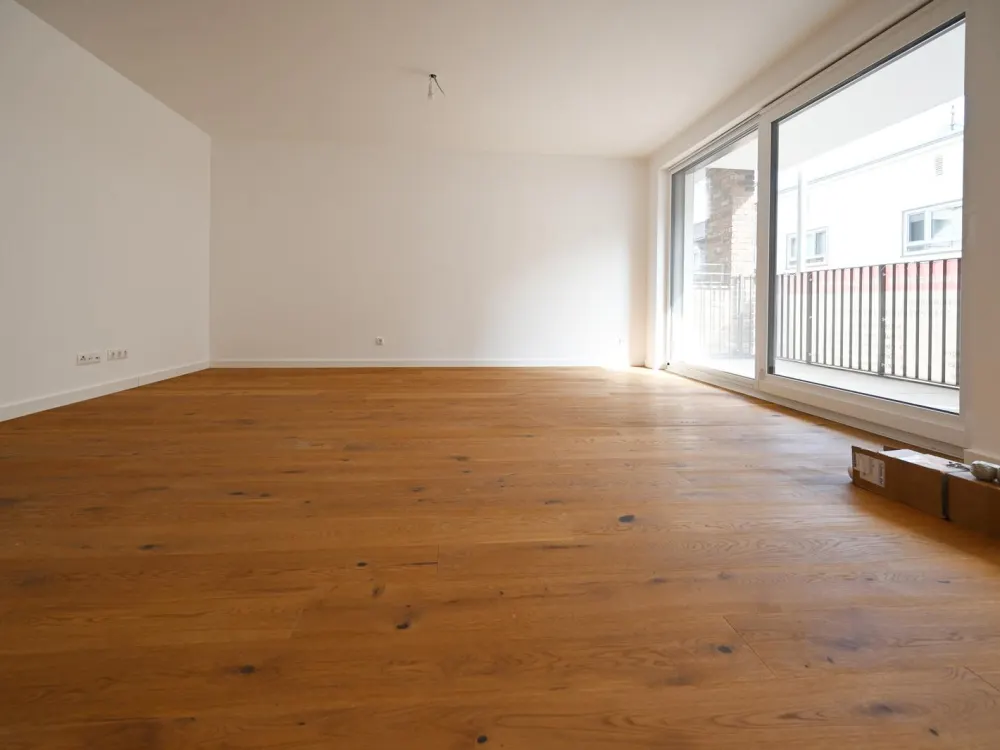 Neubau - Erstbezug geräumige 2 ZKB Balkon + Abstellraum