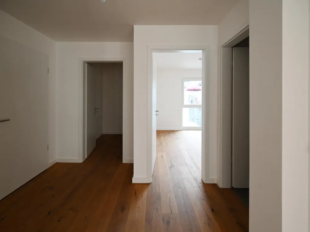 Neubau - Erstbezug geräumige 2 ZKB Balkon + Abstellraum