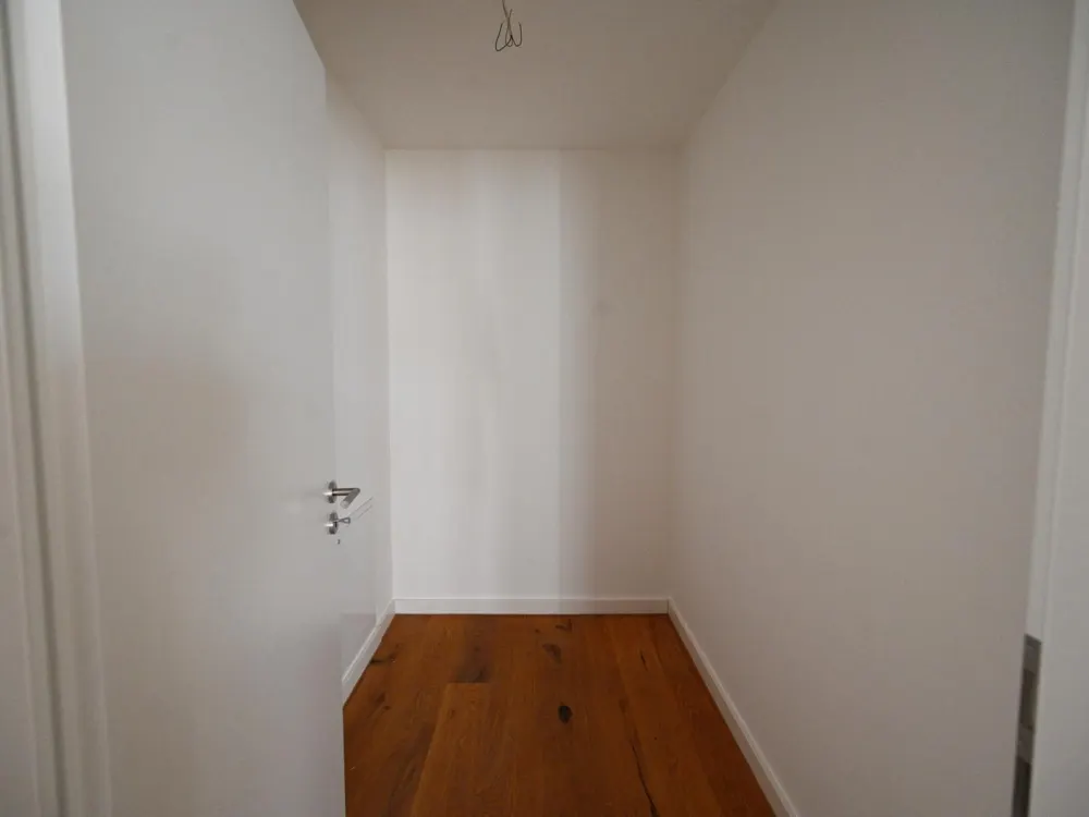 Neubau - Erstbezug geräumige 2 ZKB Balkon + Abstellraum