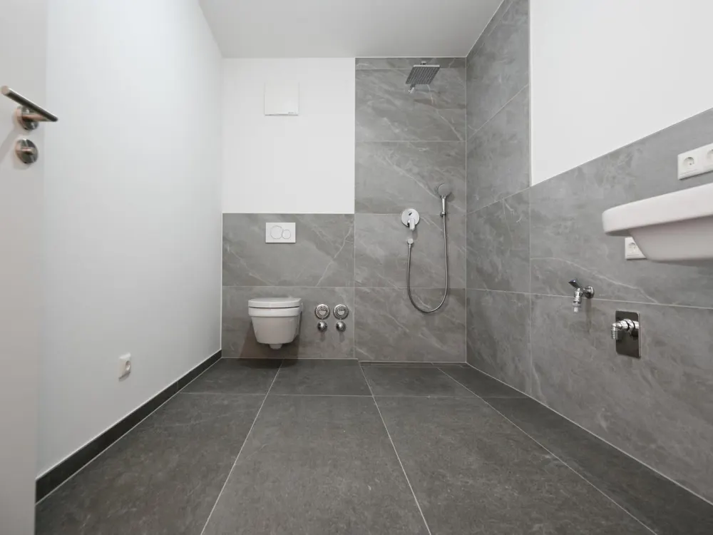 Neubau - Erstbezug geräumige 2 ZKB Balkon + Abstellraum