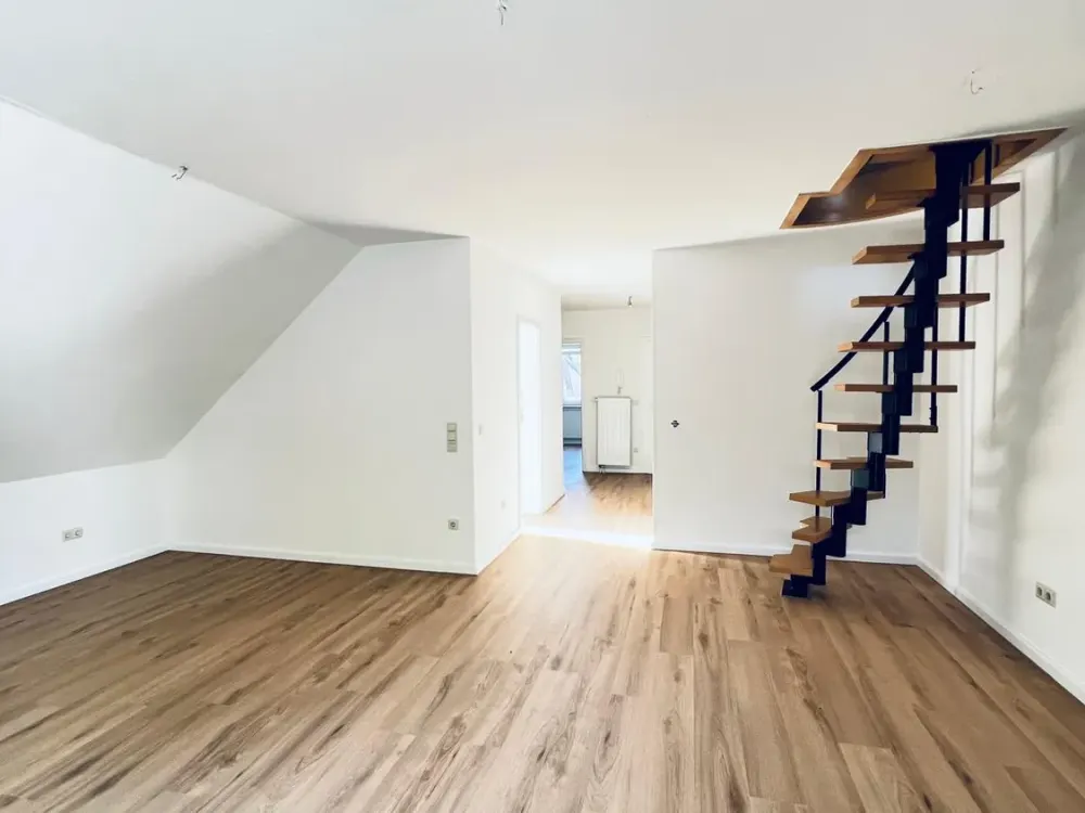 Moderne Maisonette-Wohnung nach umfassender Sanierung, ca. 73 m² mit Balkon