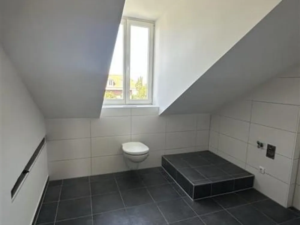 Erstbezug: neu ausgebaute 1-Zimmer Dachgeschosswohnung