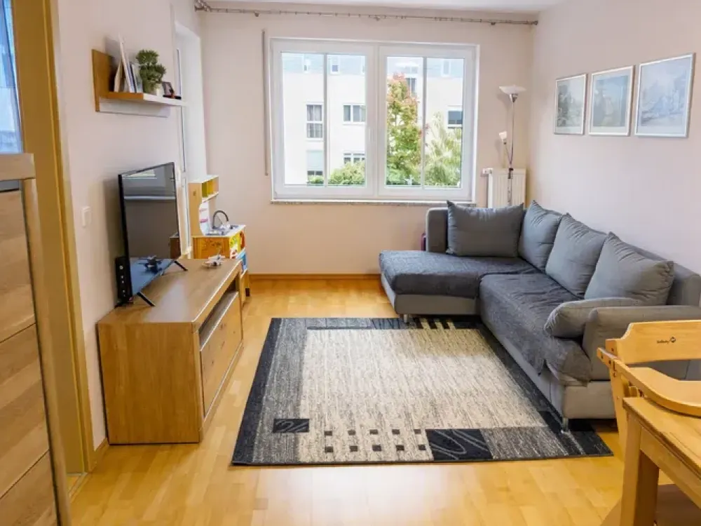 Poing, Sanierte 3‑Zimmer‑Wohnung mit 2 Balkonen, TG & moderner Küche (BJ 2002/2024)