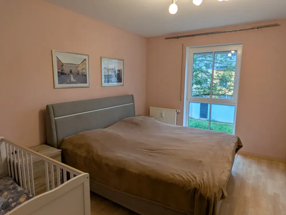 Poing, Sanierte 3‑Zimmer‑Wohnung mit 2 Balkonen, TG & moderner Küche (BJ 2002/2024)