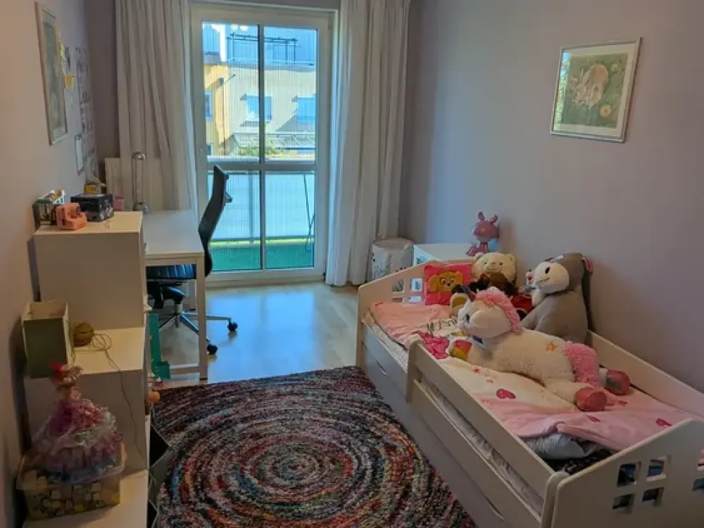 Poing, Sanierte 3‑Zimmer‑Wohnung mit 2 Balkonen, TG & moderner Küche (BJ 2002/2024)