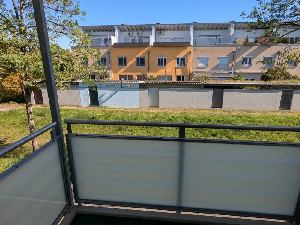 Poing, Sanierte 3‑Zimmer‑Wohnung mit 2 Balkonen, TG & moderner Küche (BJ 2002/2024)