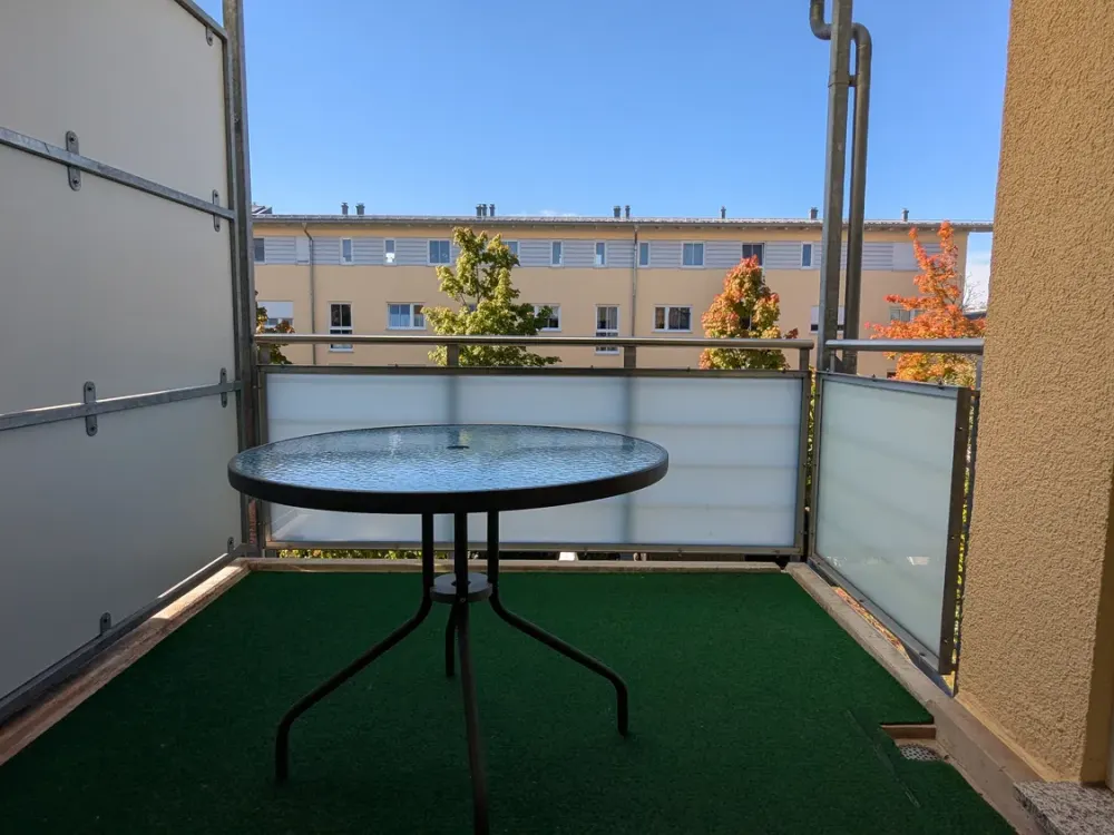 Poing, Sanierte 3‑Zimmer‑Wohnung mit 2 Balkonen, TG & moderner Küche (BJ 2002/2024)