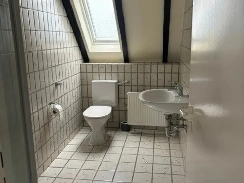 Teilmodernisierte 3-Zimmer-Maisonette-Dachgeschoßwohnung mit Balkon in Köln-Buchheim