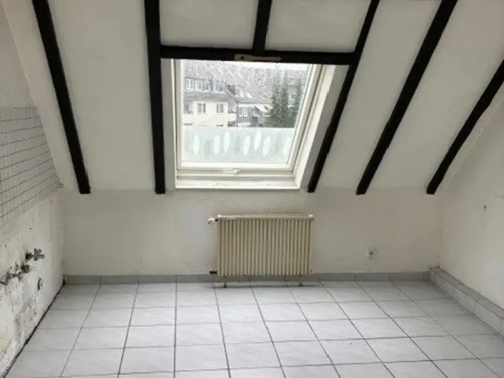 Teilmodernisierte 3-Zimmer-Maisonette-Dachgeschoßwohnung mit Balkon in Köln-Buchheim